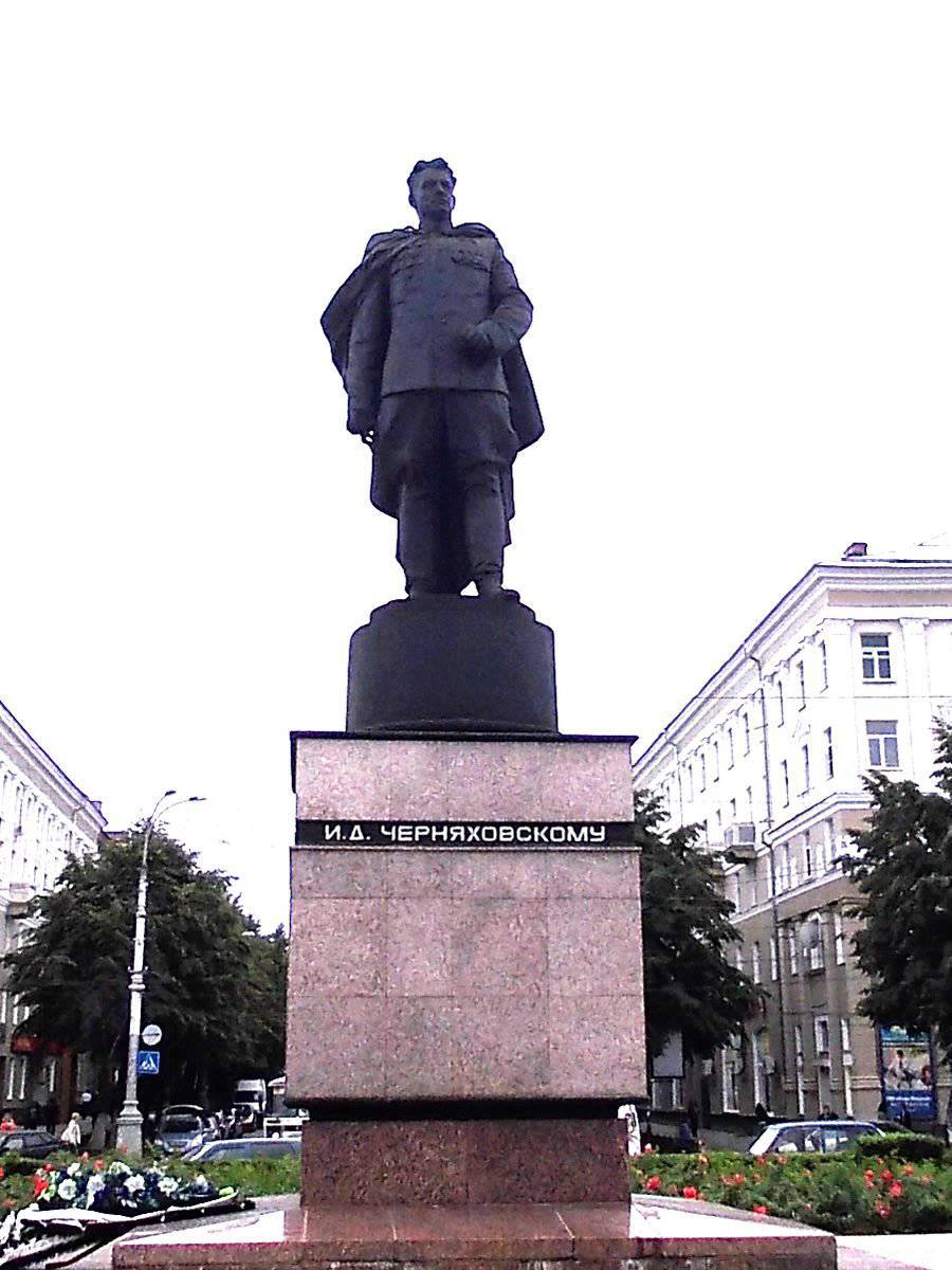 Один из талантливейших полководцев Великой Отечественной ...
 Черняховский Памятник
