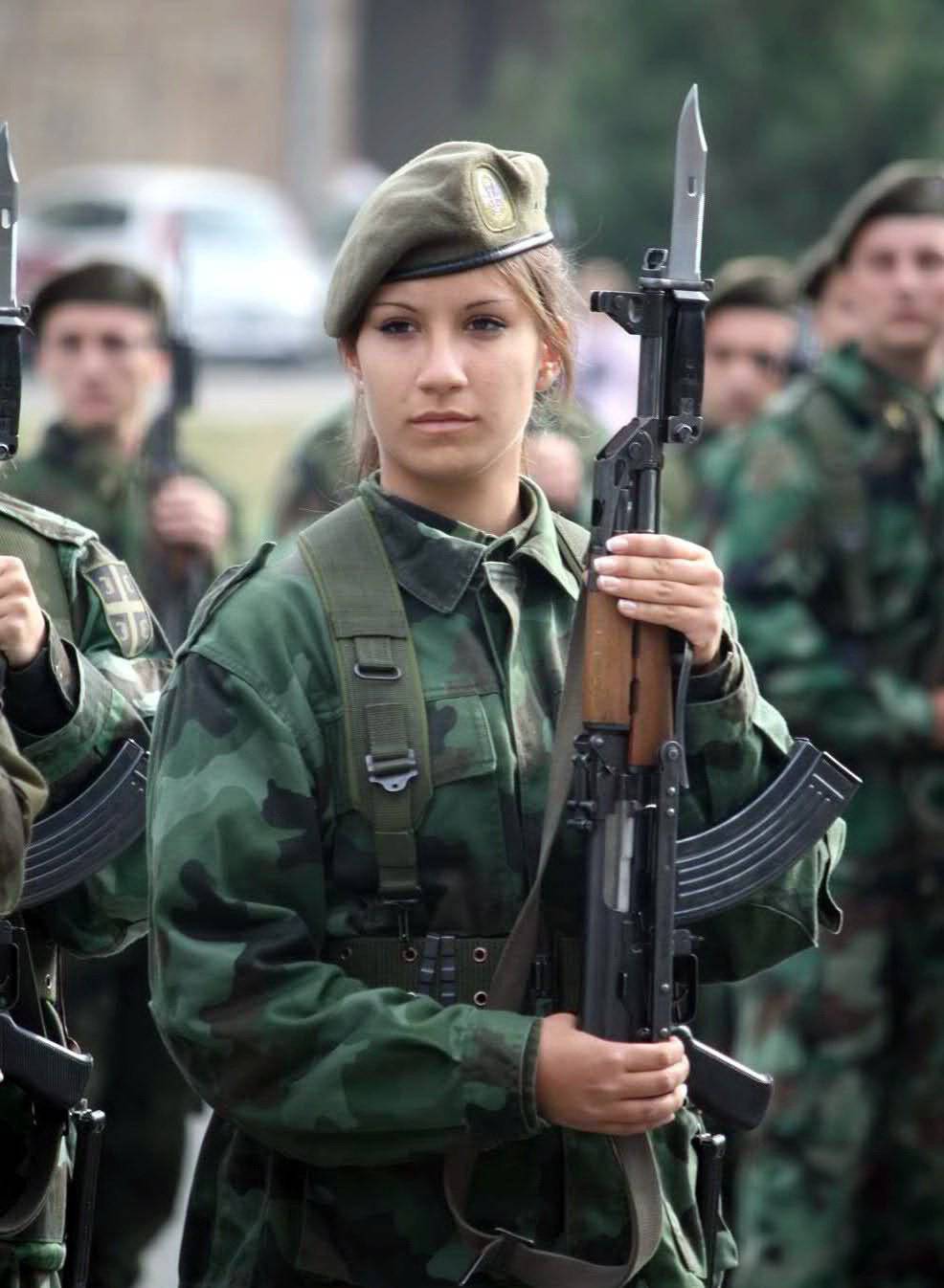 Картинка женщина военная. Сербские девушки. Девушки военнослужащие. Красивые девушки военнослужащие. Женщина солдат.