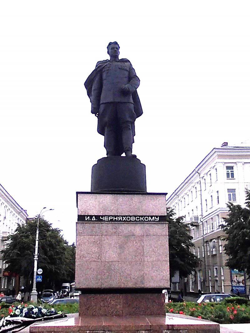 Один из талантливейших полководцев Великой Отечественной войны — Иван ... Черняховский Памятник