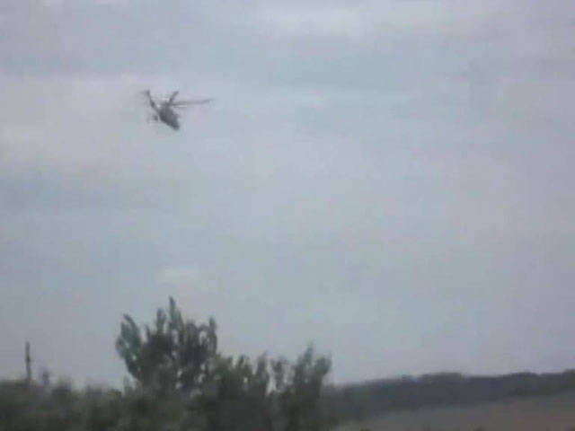 Milicianos eslavos disparam contra helicópteros do exército ucraniano