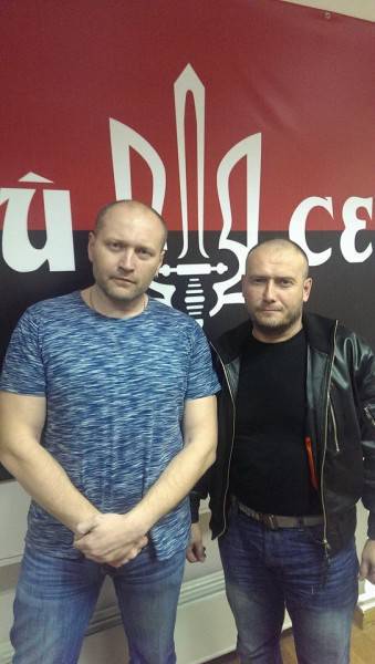 Borislav Bereza aan de linkerkant, Yarosh aan de rechterkant