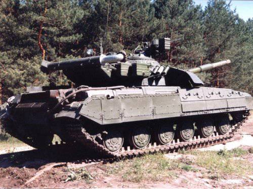 Τα άρματα μάχης T-64 πλησιάζουν το Σλαβιάνσκ