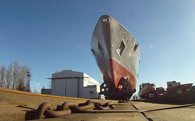 Minensuchboot "Alexander Obukhov" mit startbereitem Fiberglasrumpf
