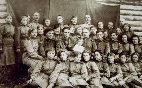 В батальоне одни девчата...