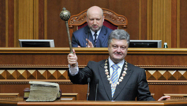 Poroshenko dựa vào Hiến pháp. Nhưng đăng quang bởi các quy tắc