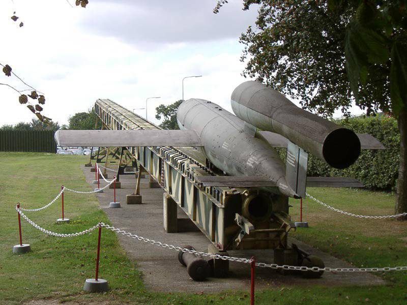 Крылатые ракеты германии. ФАУ-1 Крылатая ракета. Самолет-снаряд ФАУ-1. Германия ФАУ-1. Реактивный двигатель ФАУ 1.