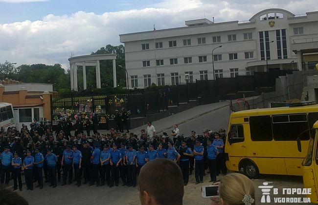 Các trại giam tại các bức tường của lãnh sự quán Nga ở Odessa