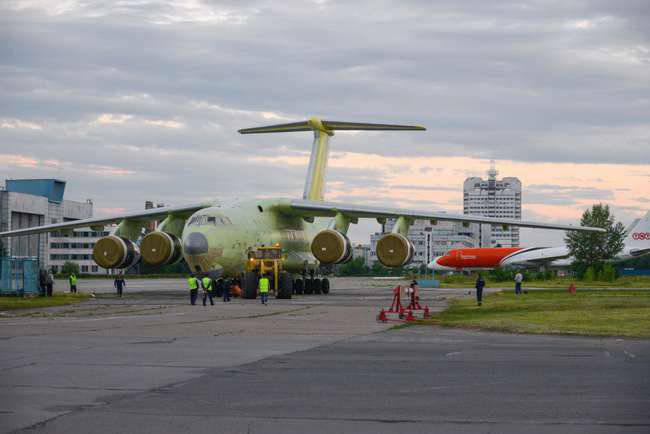 A primeira série IL-76М-90A transferida para pintura