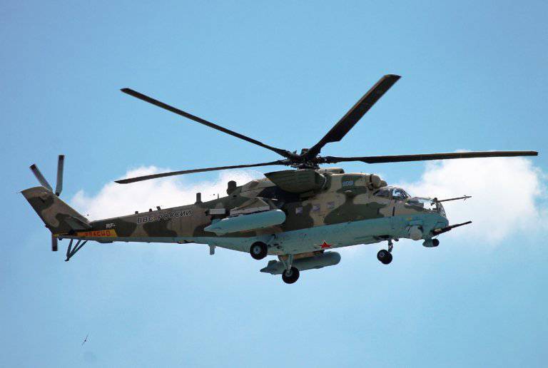Sotilaallinen Mi-35M "pukeutunut" naamiointiin