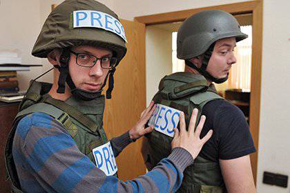 ウクライナで働いているロシアのジャーナリストは防護服を取得します