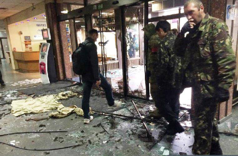 "Rechtse Sector" bestormt een hotel in Kiev, explosies zijn te horen