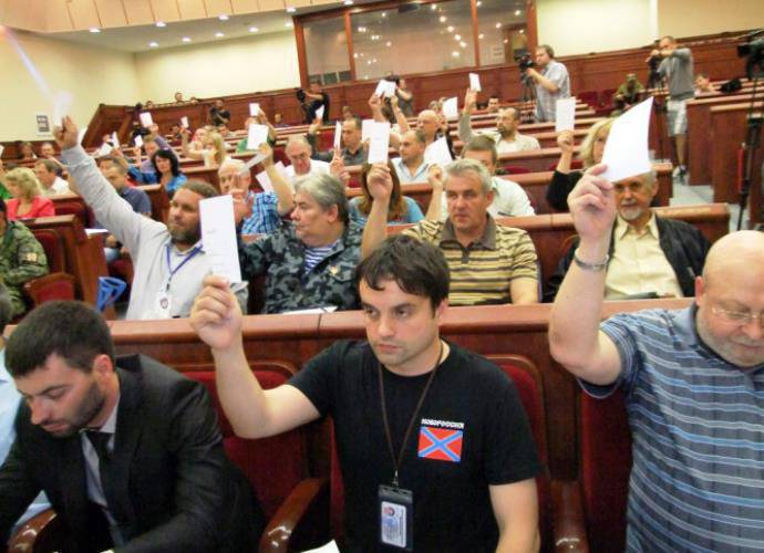 Parlamentul Novorossiya adoptă constituția și alege președintele