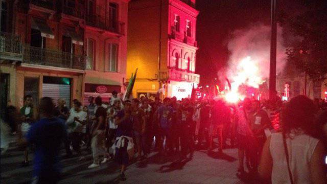 Cezayir menşeli Fransız Cezayir milli takımının isyan milli takımının zaferini kutladı