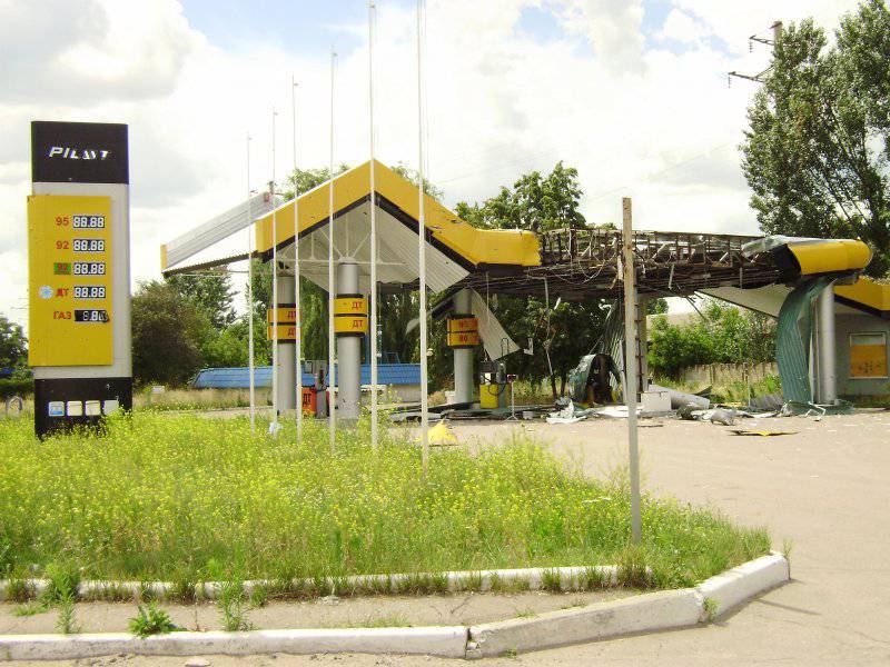 Tankstelle gegenüber dem Slavyansky Boulevard-Markt (Beschuss aus Karatschun)