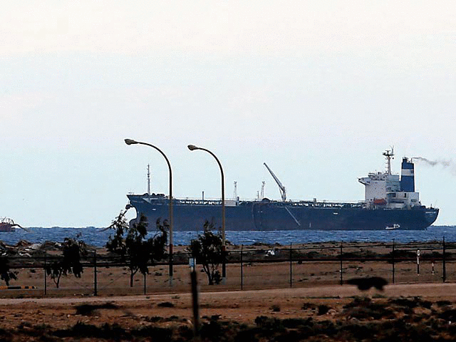 المتمردون الليبيون لتحرير مينائين نفطيين رئيسيين