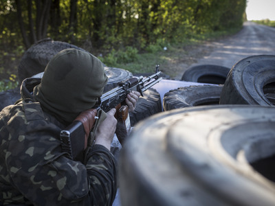 在Slavyansk的炮击下乌克兰安全部队和每天两架乌克兰飞机坠毁