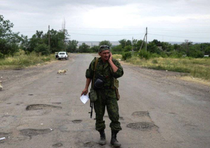 우크라이나 보안군이 Izvarino로 향하는 차량에 총격