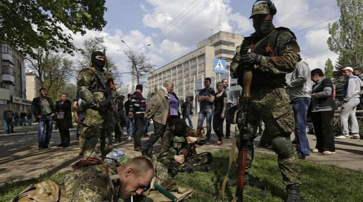 De nombreux visages du mouvement rebelle sont cachés sous des masques en Ukraine