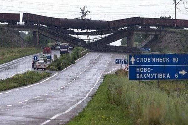 Donetsk yakınlarında bir demiryolu köprüsü çöktü