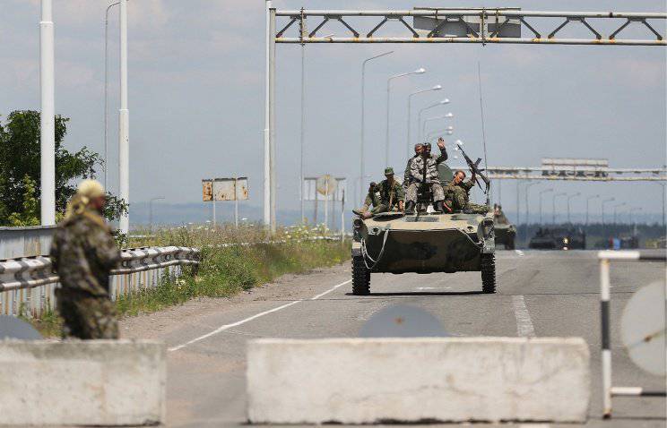 Ukrainian security forces retreat from Lugansk