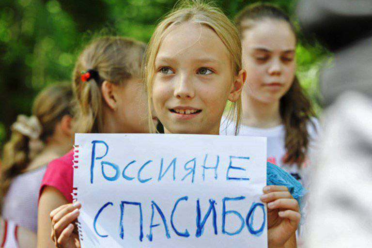 ילדים ממשפחות של פליטים אוקראינים ערכו קריקטורה שבה הסבירו מדוע הגיעו לרוסיה