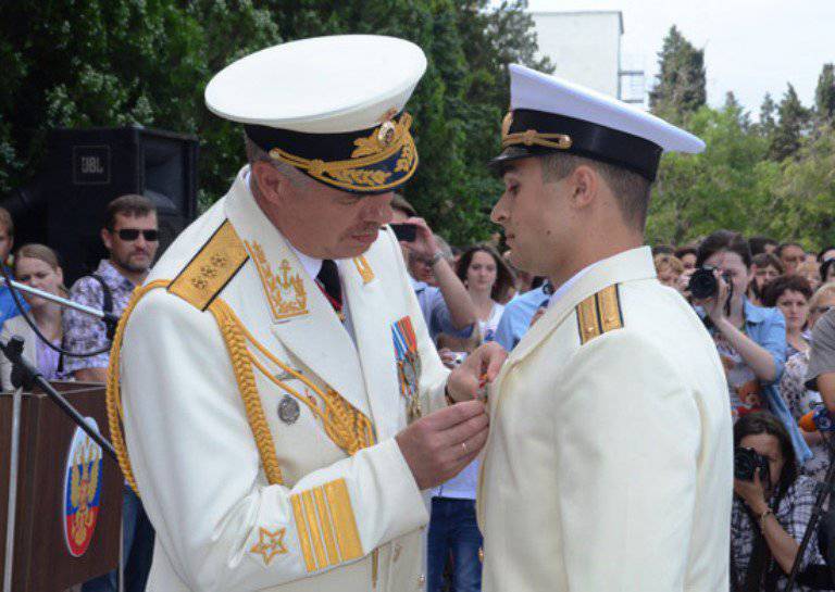 Οι πρώτοι πτυχιούχοι αξιωματικοί φτάνουν στην Κριμαία για να υπηρετήσουν