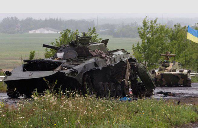 雪の下でウクライナの治安部隊の装甲車両の列を破壊した
