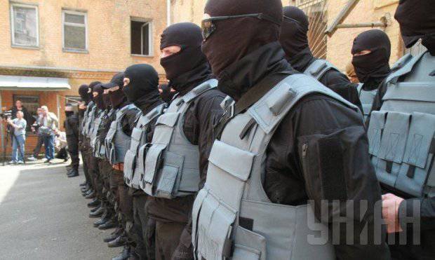 Milisi siap untuk bertemu dengan batalion Avakovsky "Nikolaev"