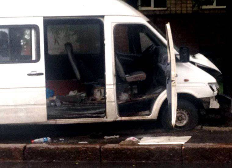 In Donetsk haben unbekannte Personen Feuer auf einem Kleinbus geöffnet