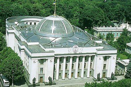 Гробы с телами погибших в "АТО" начали приносить к Верховной раде