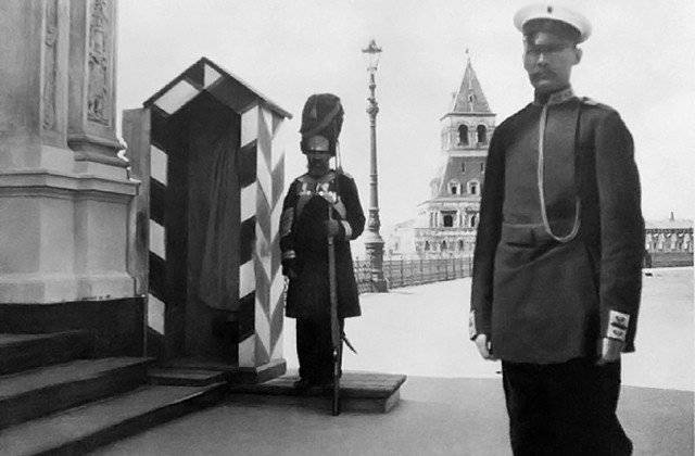 20世紀の初めに、3人のロシア人警官が1人のピストルを持っていました