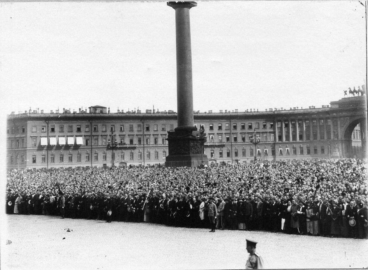 Петербург в годы первой мировой. Дворцовая площадь объявление войны 1914.