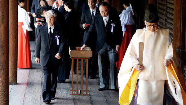 Japońscy politycy z wizytą w „militarystycznej” świątyni Yasukuni w Tokio