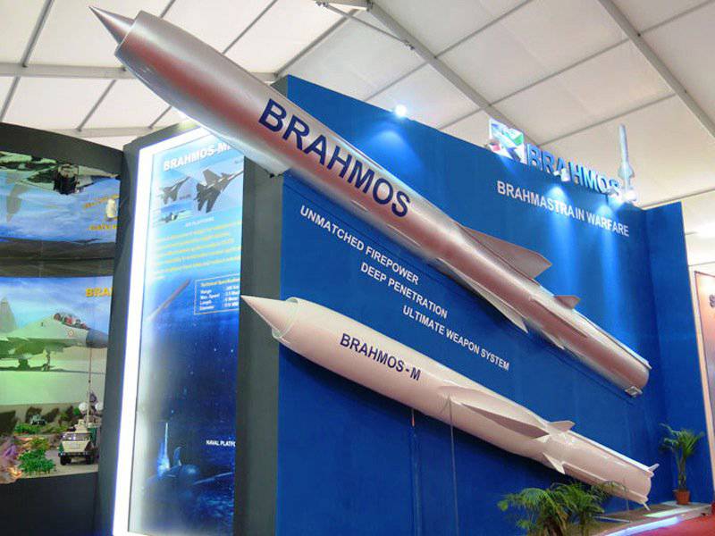 Peluncuran pertama rudal Brahmos, digawe dening perusahaan Rusia-India, bakal ditindakake ing 2015.