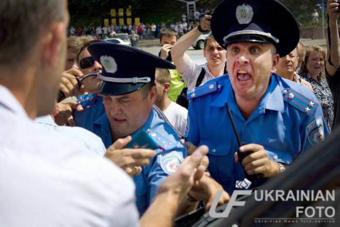 Poroshenko stond de Oekraïense politie toe om zonder waarschuwing wapens en fysiek geweld te gebruiken in Donbass