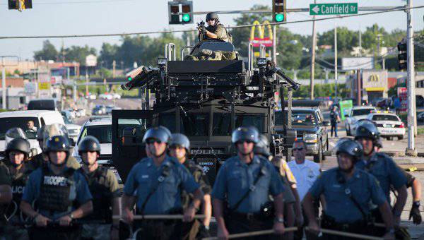 Американцы протестуют против милитаризации полицейских