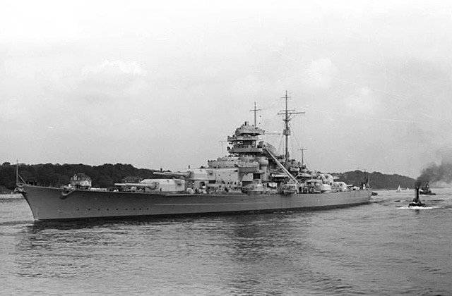 Quattro navi da guerra e incrociatore della seconda guerra mondiale