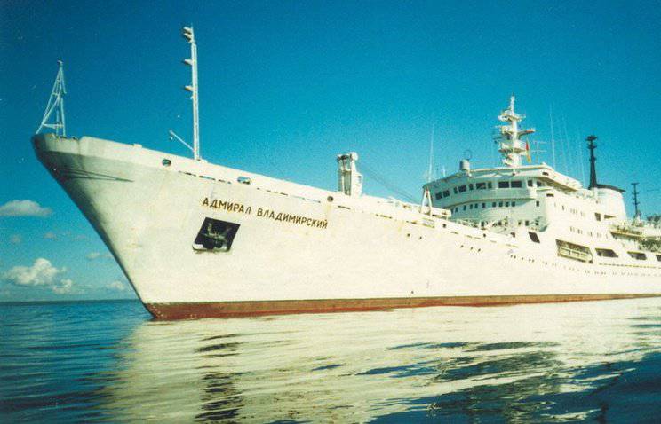 La nave di ricerca oceanografica "Admiral Vladimirsky" è andata nel mondo in tutto il mondo