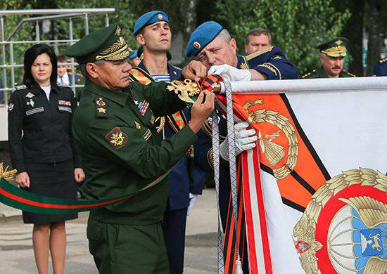 Sergei Shoigu recibió a la División de Asalto Aerotransportado de la Guardia 76 con la Orden de Suvorov