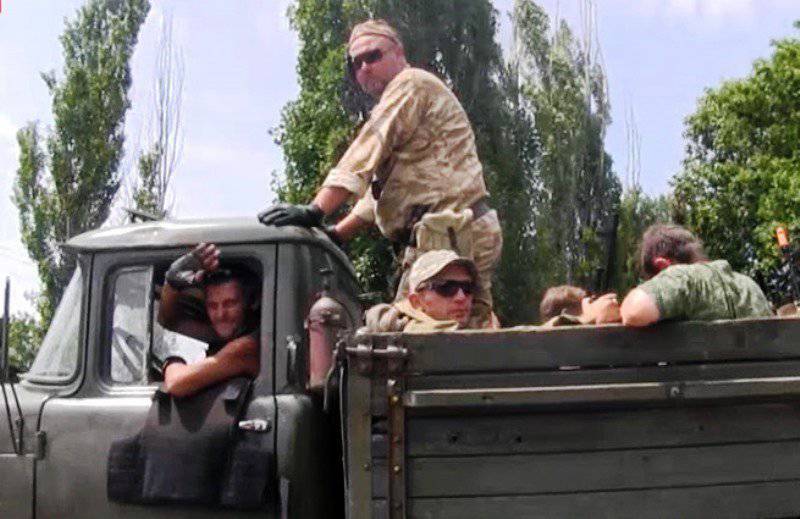 Milisi nguwasani gundukan Saur-Mogila. Pasukan keamanan Ukraina terus mundur
