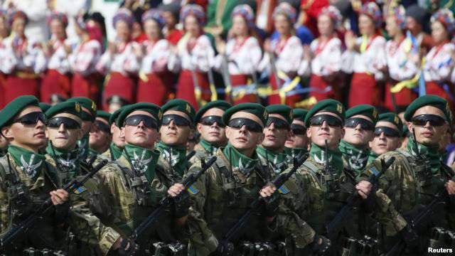 Kiev katılımcılarının safları ince geçit töreni