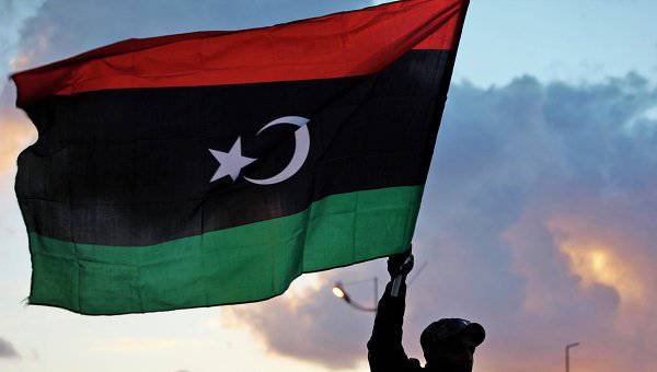 아랍 에미리트 연합 (UAE)과 이집트 항공기가 리비아 이슬람교도들의 입장에 두 차례 타격을 가했다.