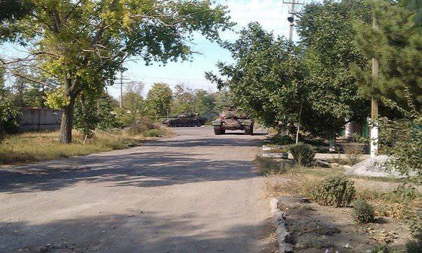 I carri armati DNI trincerarono nella periferia occidentale di Novoazovsk