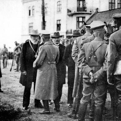 El vicepresidente de Lviv Rutovsky presenta las claves de Lviv al General V.P. Rode, 1914