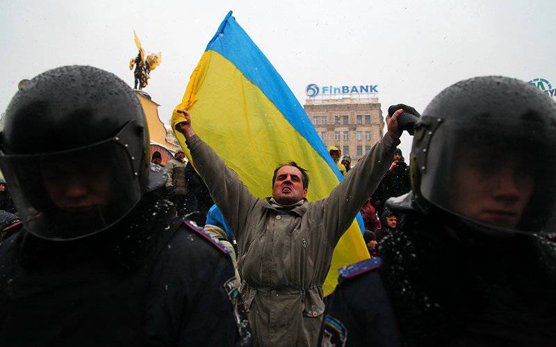 «Украину ожидает период серьезной турбулентности и распад»
