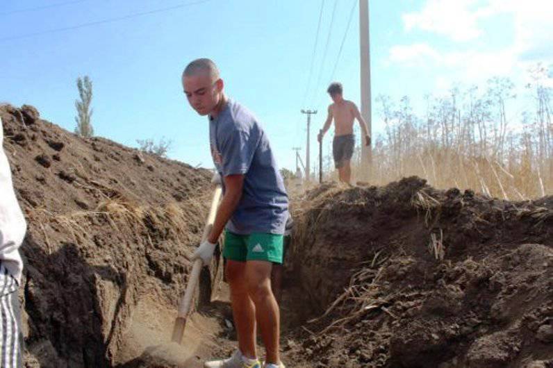 Patrioten der Ukraine graben Gräben in Erwartung der russischen Invasion