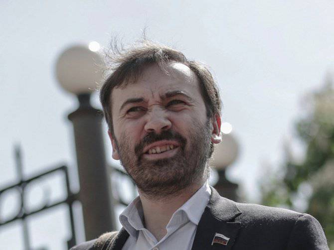 MP Ponomarevは有権者を投げ、アメリカに滞在しました