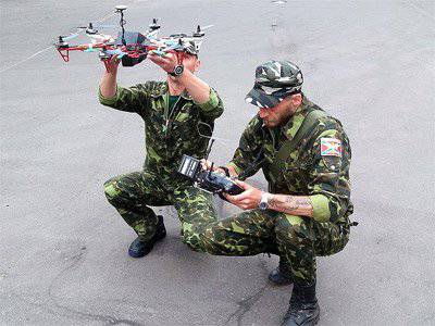 Nella foto: la milizia Novorossia lancia un drone
