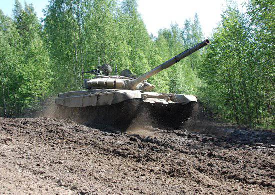 모스크바와 부랴 티아에서는 탱크 연습을 통과했습니다.