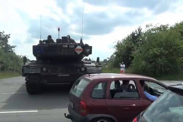 नेटवर्क जर्मन टैंक की चर्चा करता है जो माना जाता है कि यूक्रेन के चारों ओर चलते हैं